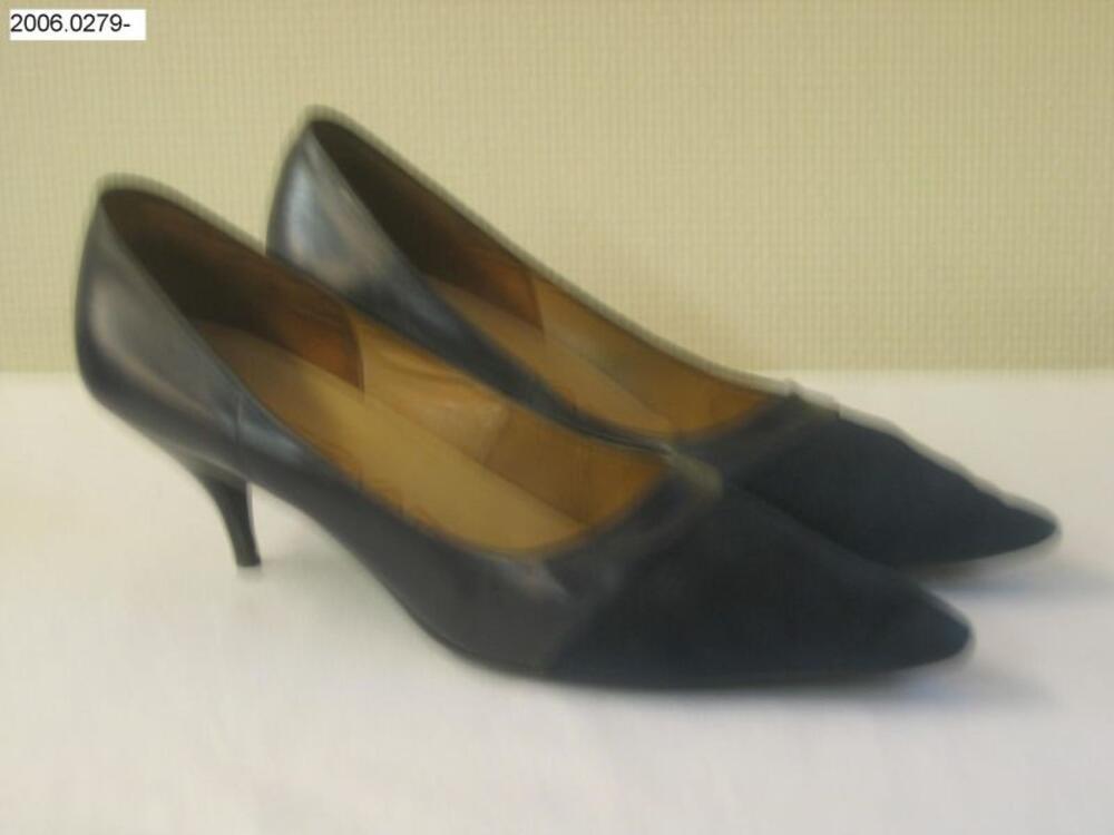 Schoenen met naaldhakken in donkerblauw leer