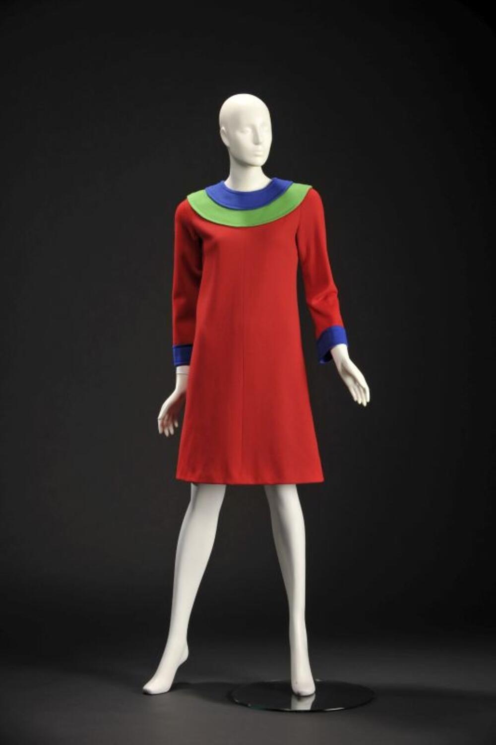 Jurk in rode wol met felgroene en felblauwe kleuraccenten