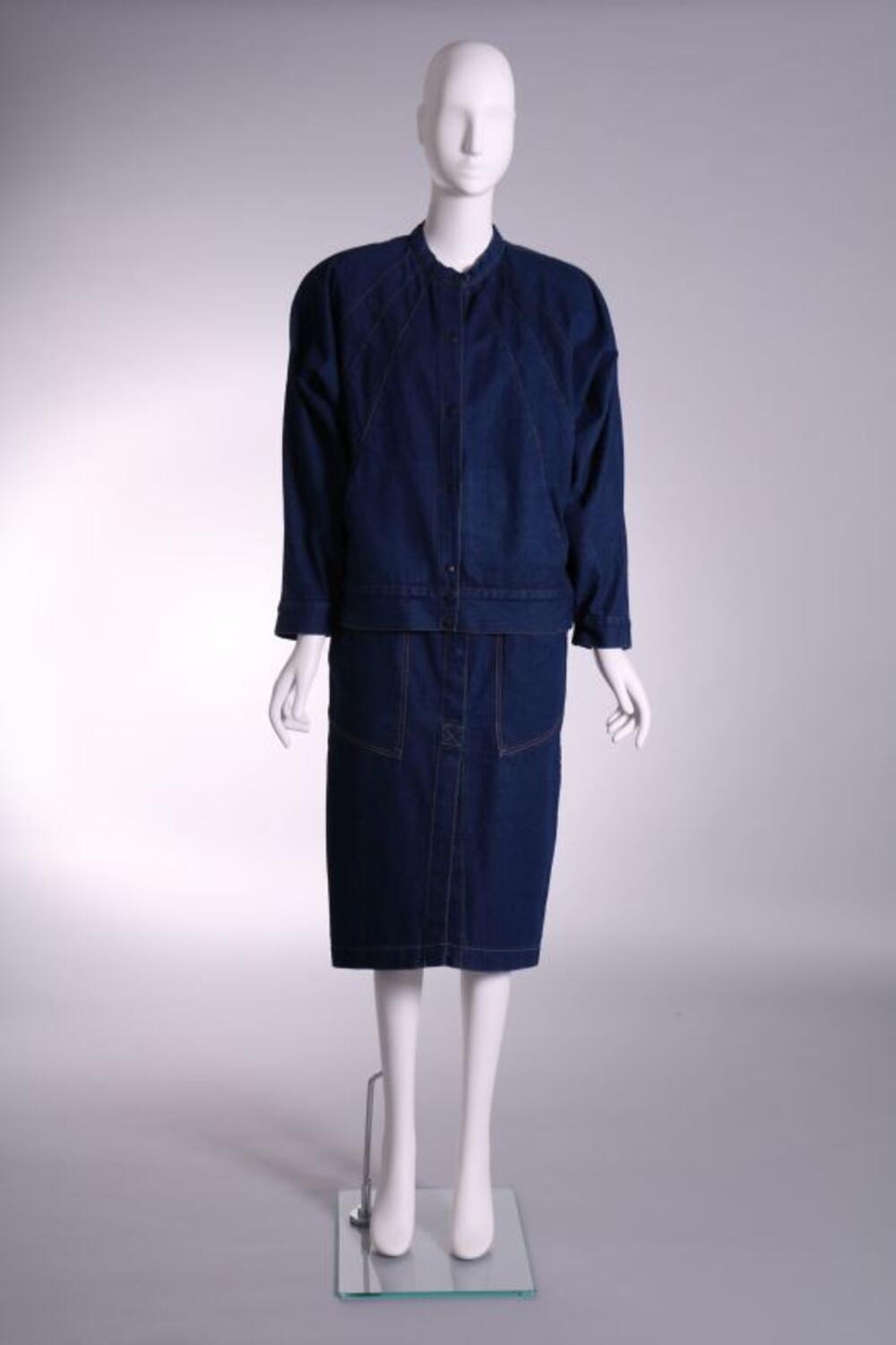 Blauw jeansensemble bestaande uit spijkerjas en rok