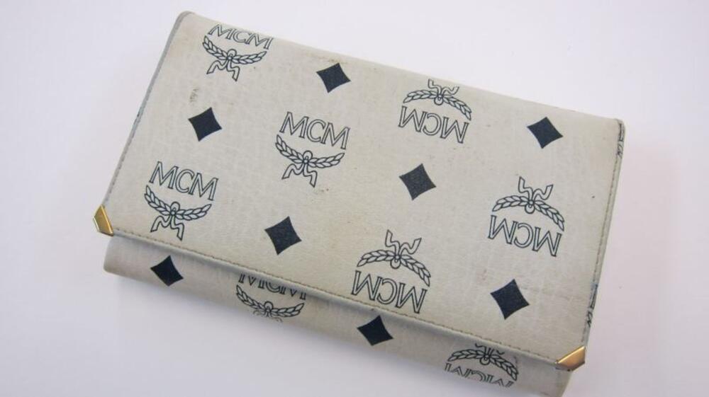 Portefeuille in wit leer bedrukt met het logo 'MCM'