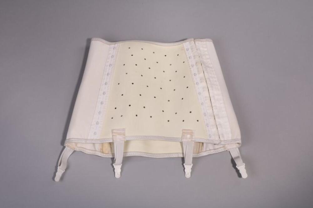 Ensemble bestaande uit step-in met elastische kousenophouders en productverpakking