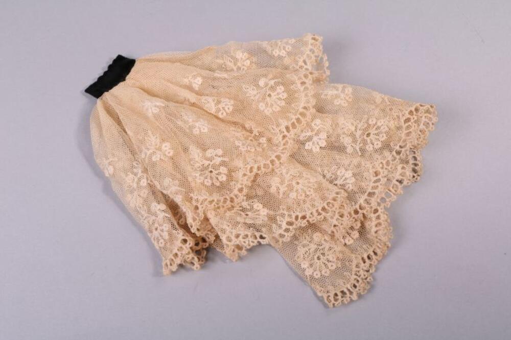 Jabot in ecrukleurige kant met kleine sierspeld