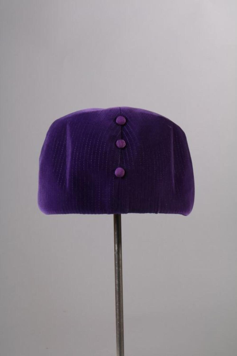 Pillbox in paarse fluweel met sierstiksels