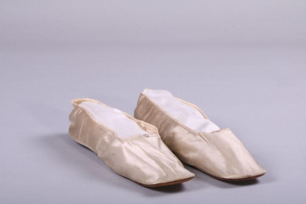 Pantoffels in witte satijn