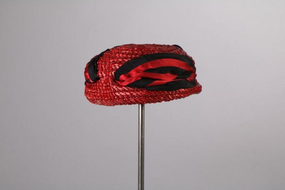 Hoed in rode stroband met lint in rood en zwart gestreept