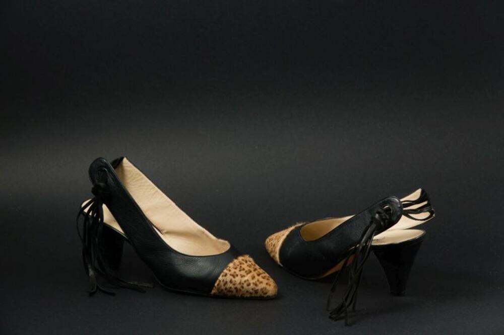 Zwarte, leren pump met teen in luipaardmotief