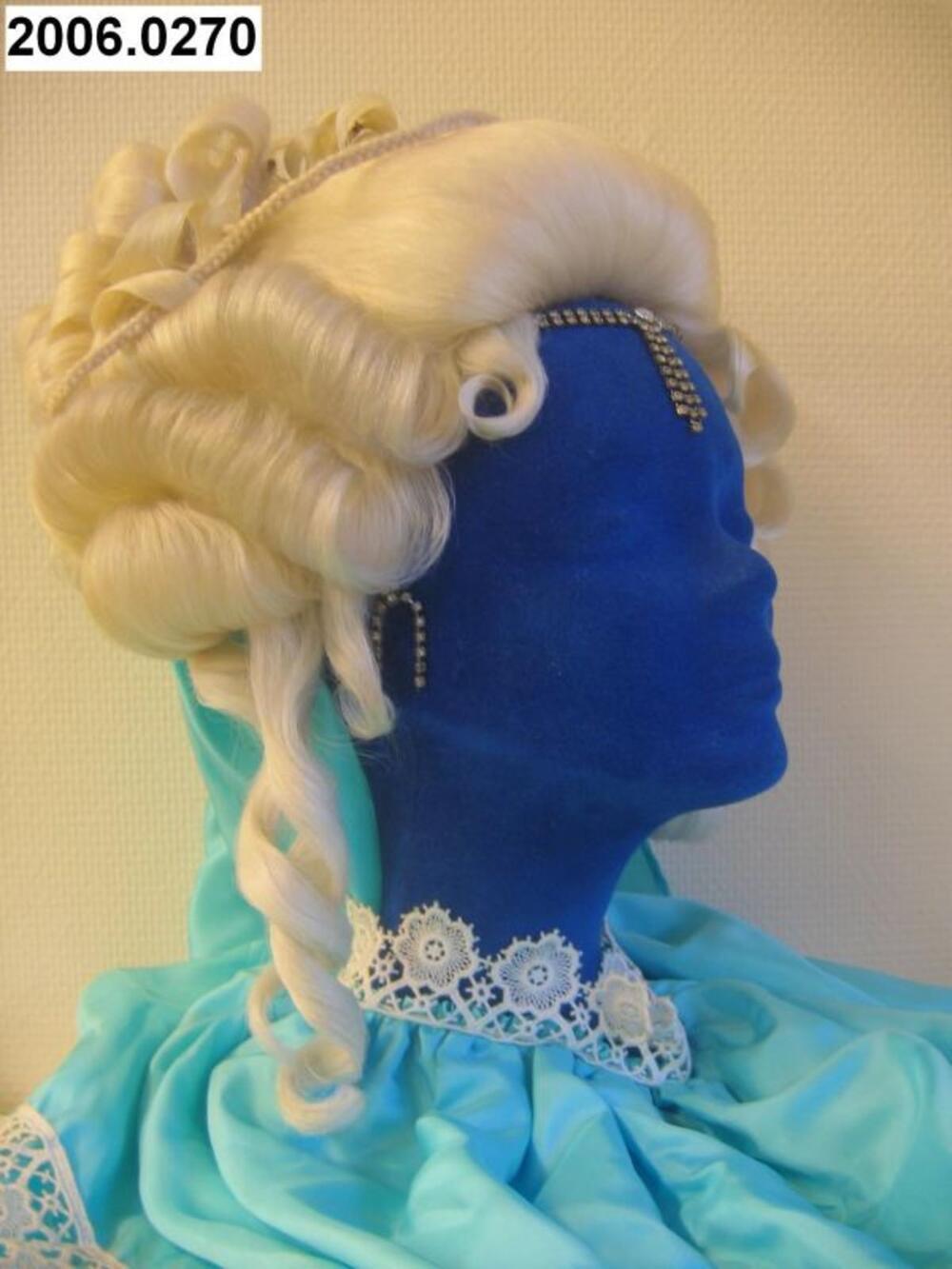 Pruik met historisch kapsel van 1820