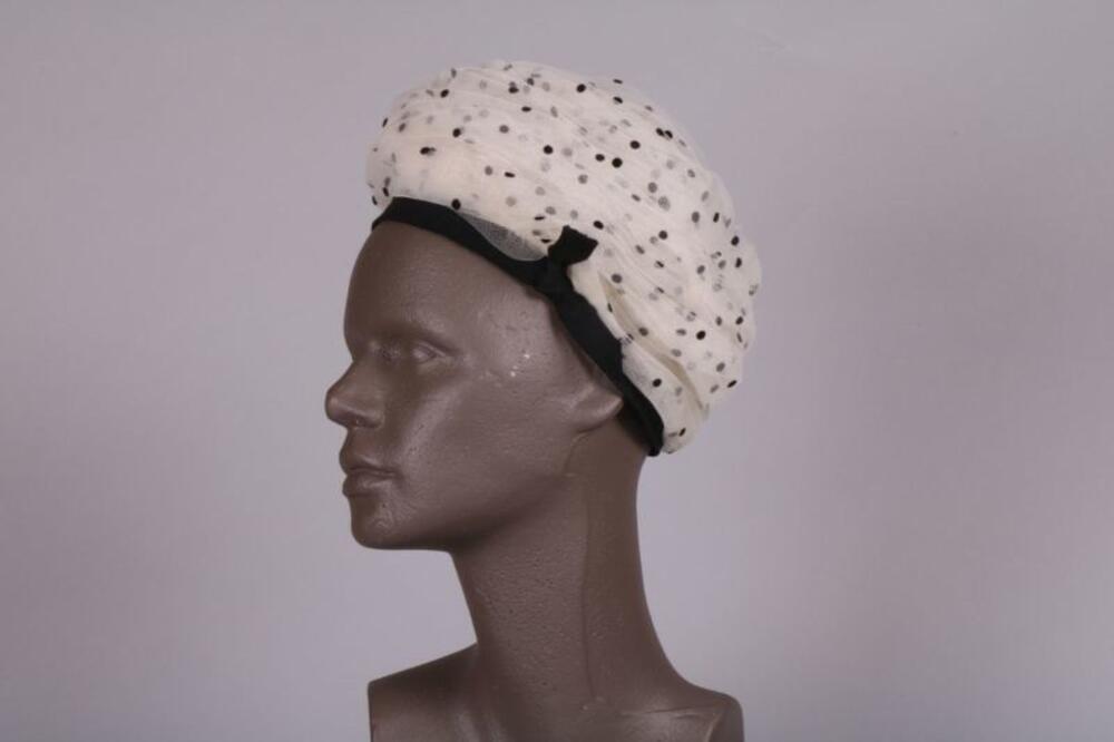 Hoed in gedrapeerde witte tule met zwarte pompons