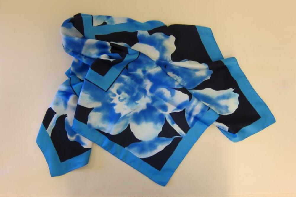 Foulard in blauwe polyester met bloemen als versiering