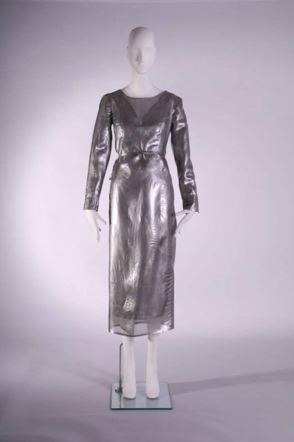 Ensemble in zilverkleurig organza bestaande uit een onderrok, jasje en blouse