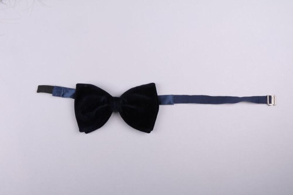 Vlinderdas in donkerblauw fluweel