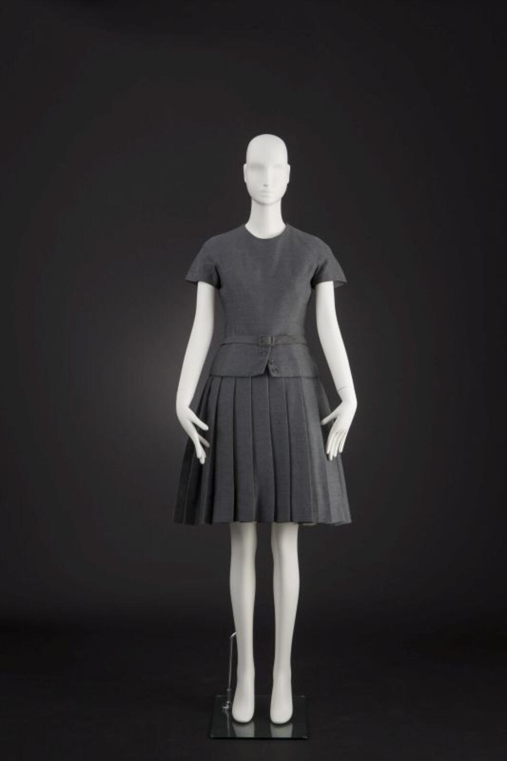 Grijs ensemble bestaande uit jurk en blouse