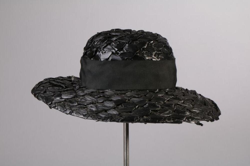 Hoed in zwarte raffia met breed zwart ripslint