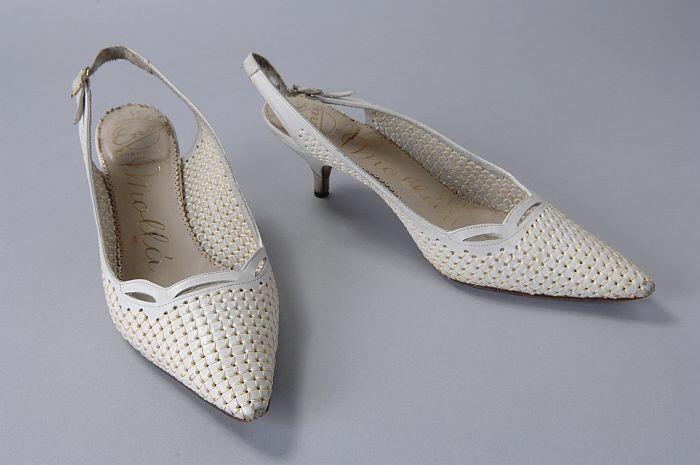 Witte leren slingback, doorgevlochten met dun bandje, queeniehakje, spitse neus