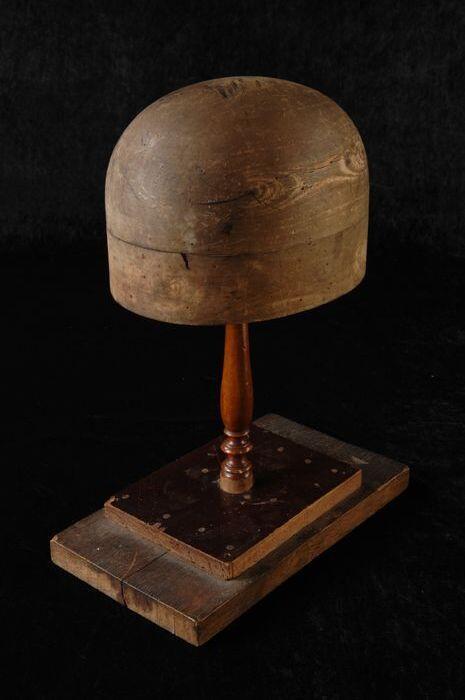 houten hoedenmal met standaard van gedraaid hout "56"