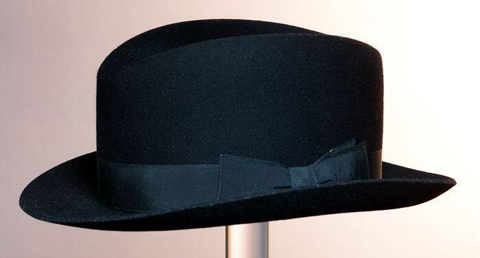 Zwarte, ovale herenhoed, type Homburg of gleufhoed, brede rand, ribslint, gedeukte bol, leren ingang