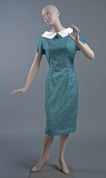 Japon van turquoise-zwarte tweed met witte kraag doorlopend in een laag rugdecolleté met een witte…