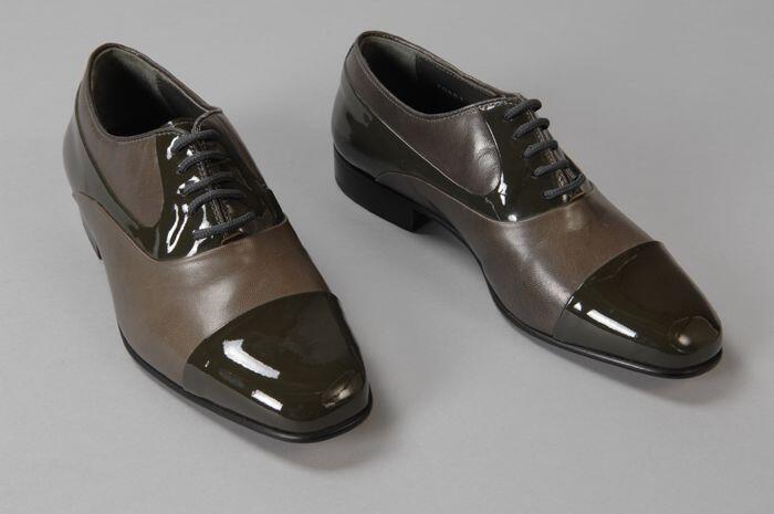 Paar herenschoenen van grijs leer met grijze lakneus, kleine hak, "Corbeau"