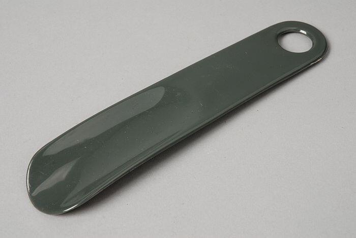 Grijze kunststofschoenlepel uit de schoenenwinkel van Corbeau