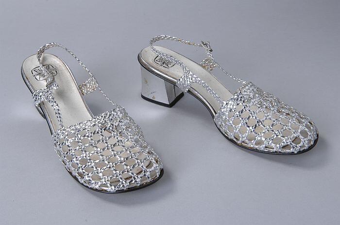 Gevlochten zilverkleurig imitatie-leren slingbacks met hielband met gespsluiting aan de zijkant,…