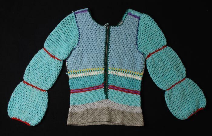 Gehaakte wollen damestrui van resten wol in diverse kleuren