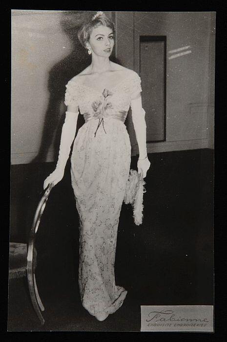 Zwart-wit foto van mannequin in jurk met borduursels van "Fabienne", Atelier Van Rijsoort