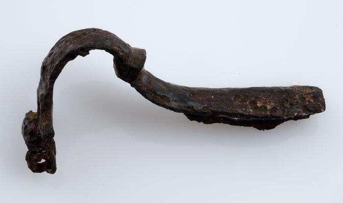 Bronzen fibula of mantelspeld met brede, korte rug, zonder speld