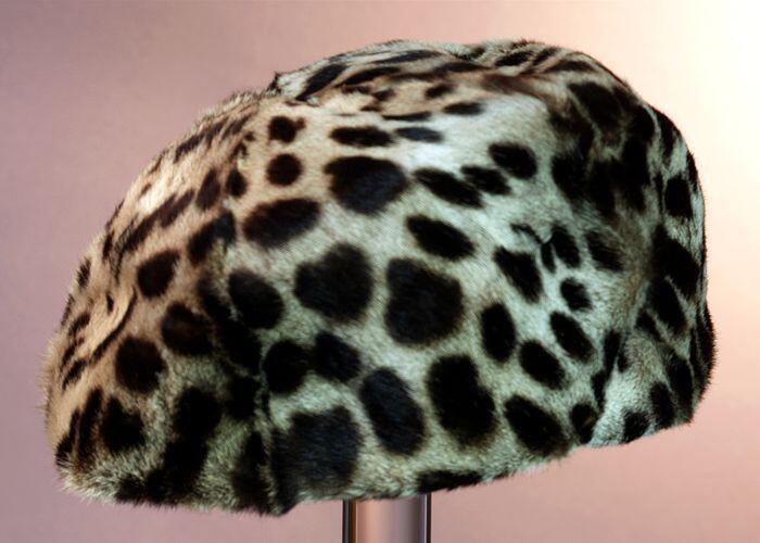 Toque, a-symmetrische muts geheel bekleed met luipaardbont, "Rijean"