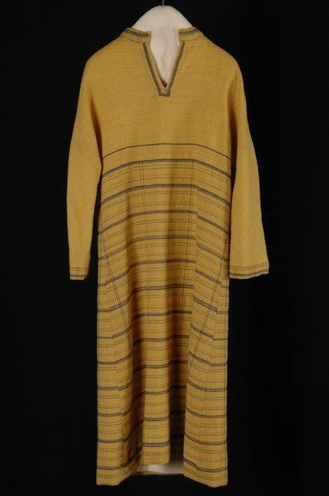Lange gele jurk met ingeweven streep- / ruitmotief in blauw, rood en groen
