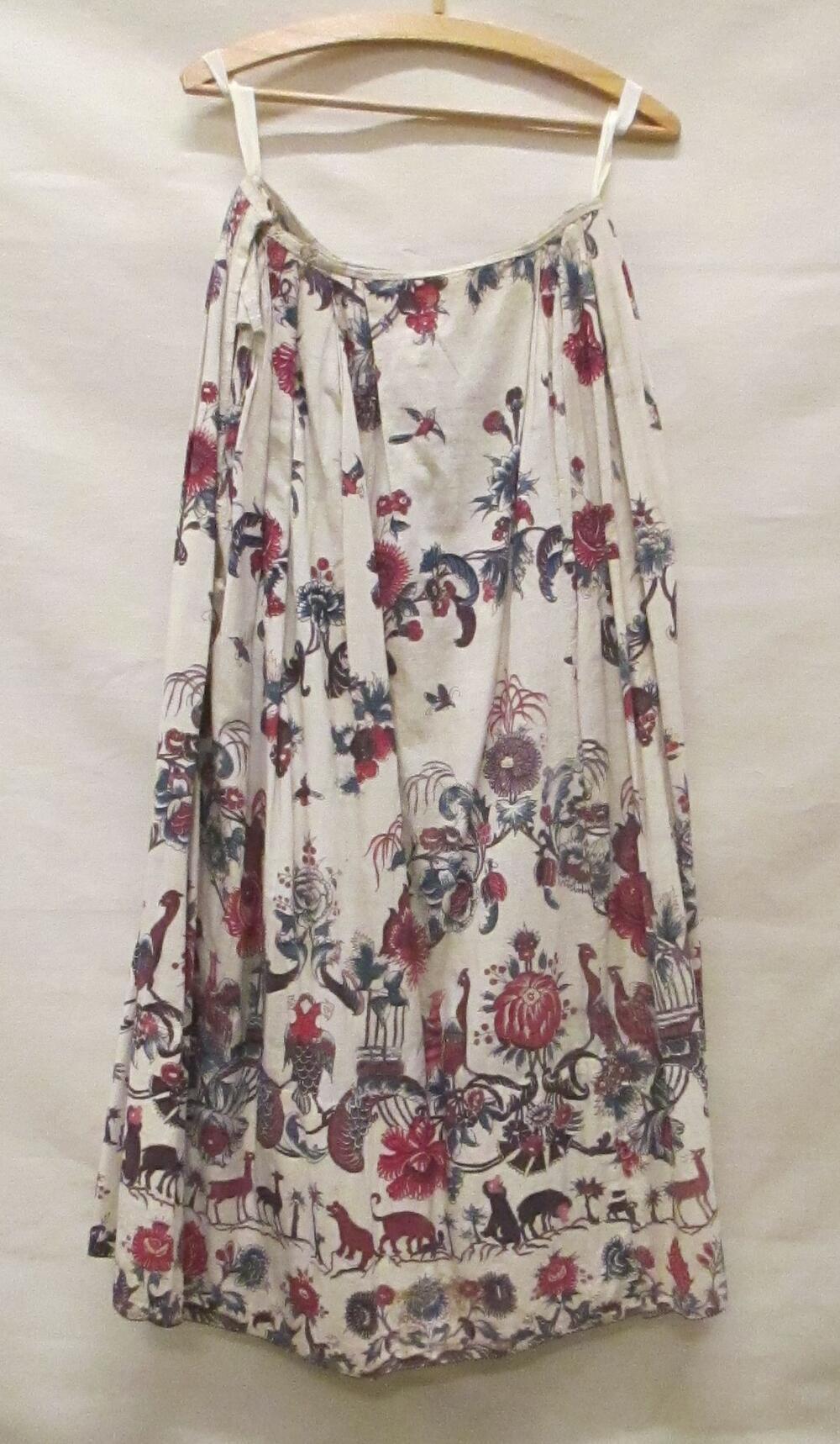 Rok van Indische sits, wit fond beschilderd met dessin van florale patronen en dieren