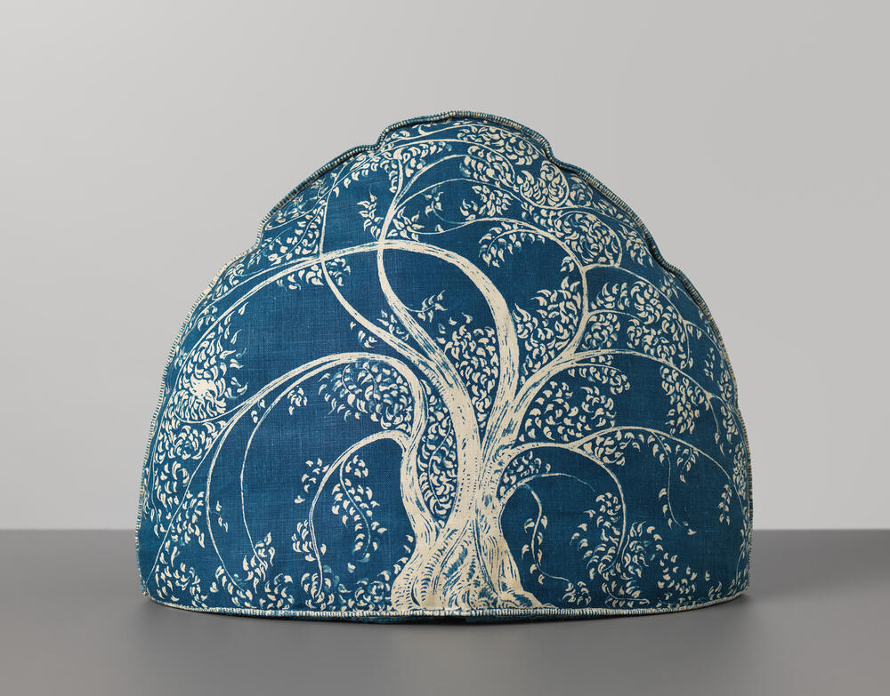 Theemuts van blauw batik met ornament 'Boom'
