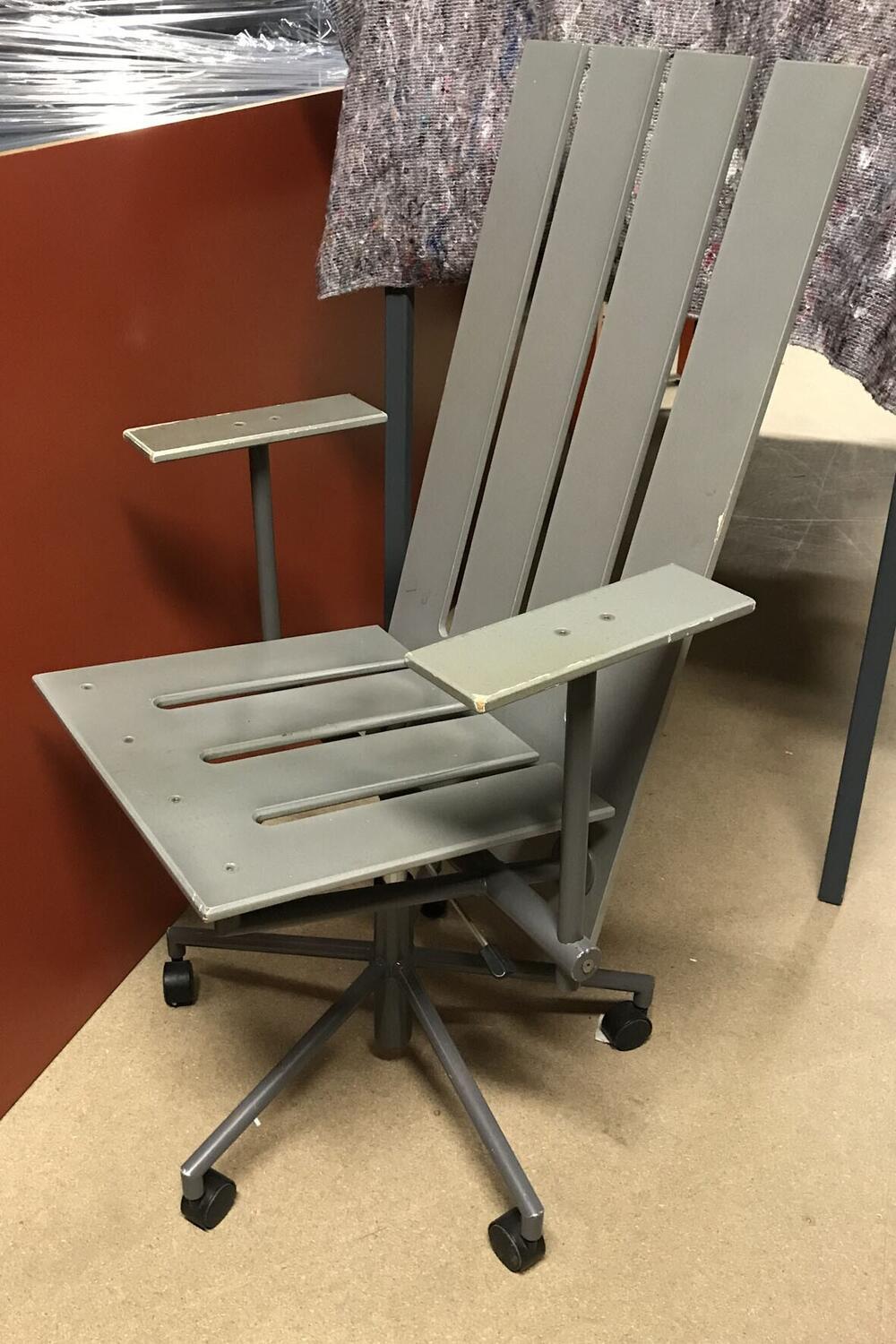 Saw-cut desk chair