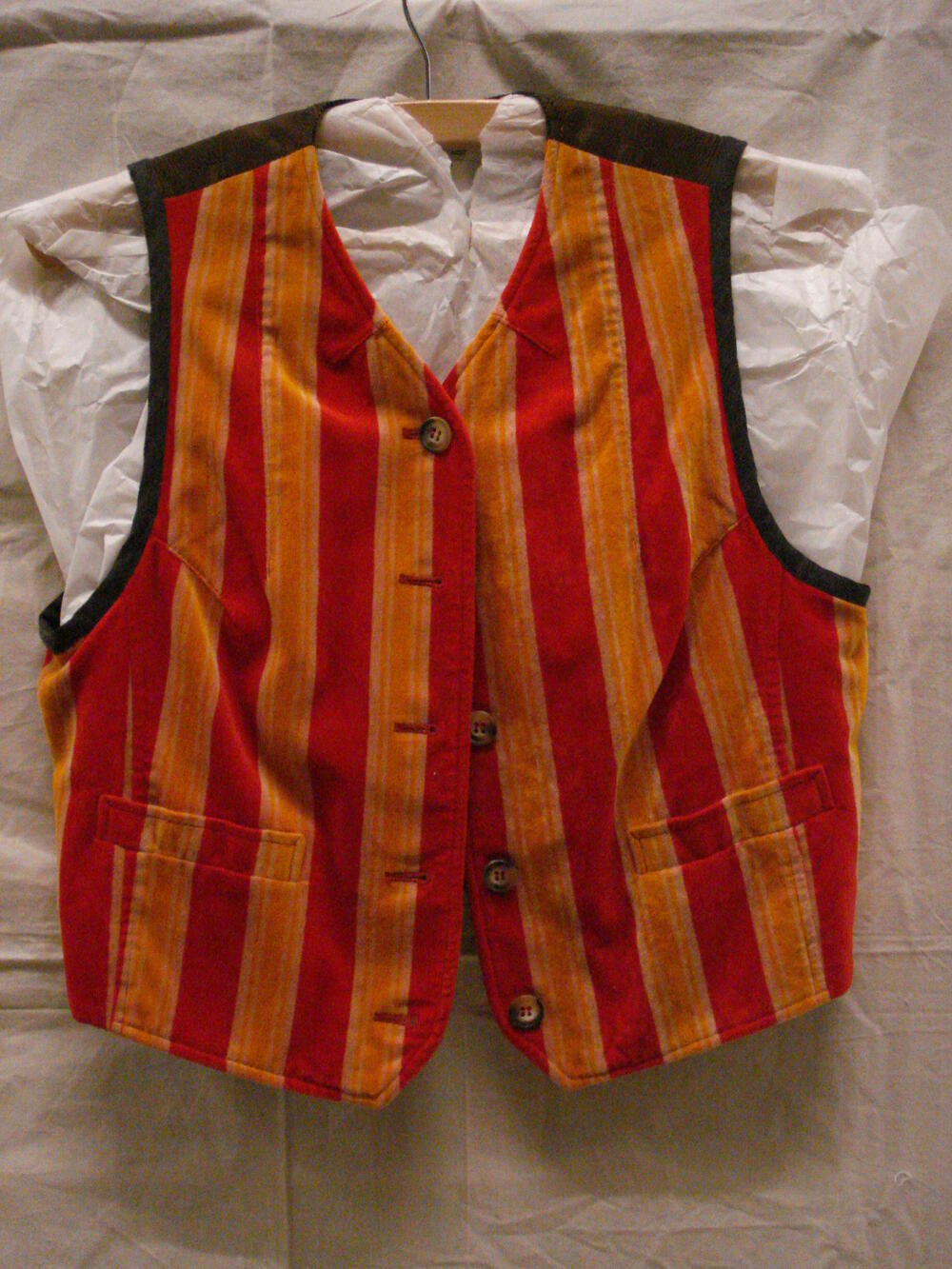 Gilet van oranje/rood gestreept katoenen fluweel, met bruin achterpand
