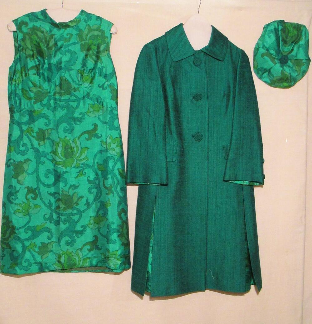Ensemble van groene thai-zijde, bedrukt met rankenpatroon bestaande uit mouwloze jurk, lange jas en…