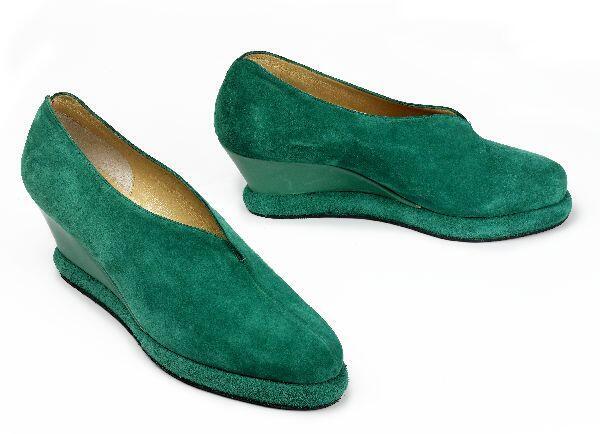 Een paar vrouwenschoenen