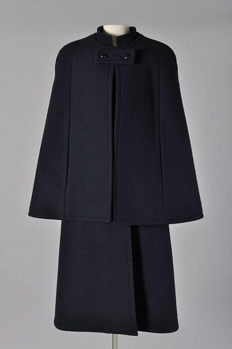 Knielange damesmantel met korte cape van donkerblauwe wolmet dubbele knoopsluiting, "Kühne"