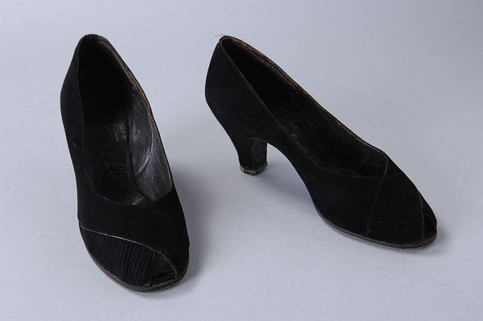 Zwarte suède pumps met open teen en detail van geribbeld suède, louishak