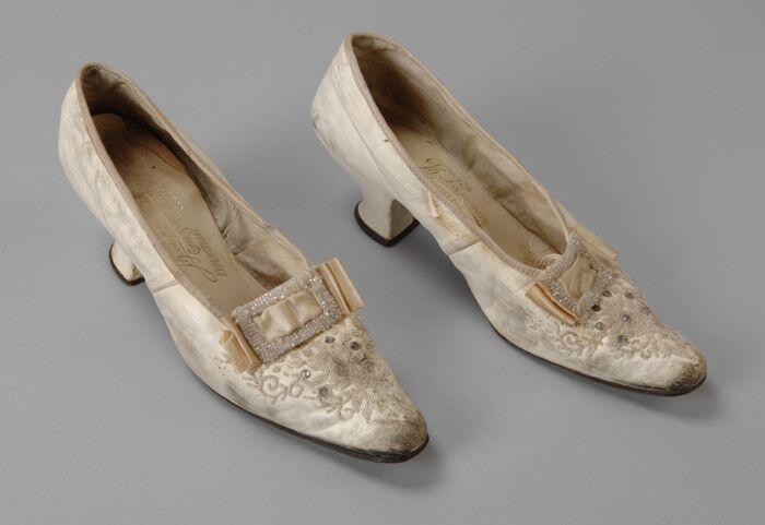 Witte bruidsschoenen met siergesp en zijde strik