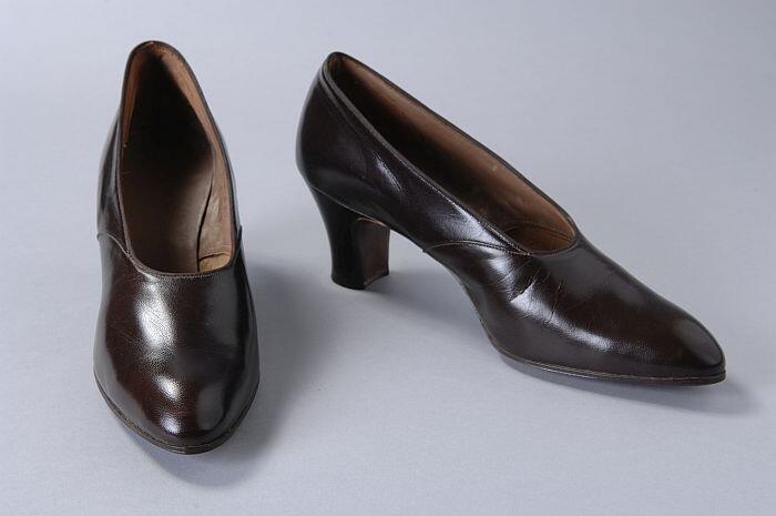 Donkerbruine pumps met spitse neus en Louishak