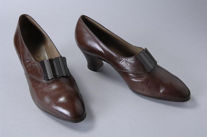 Bruine leren hakschoenen met kunststofsiergesp op de wreef, Louishak