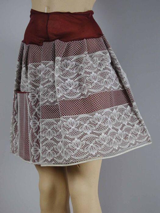 Petticoat van bordeauxrode nylon daaroverheen zeer grove en stijve witte tule met stroken kant en…