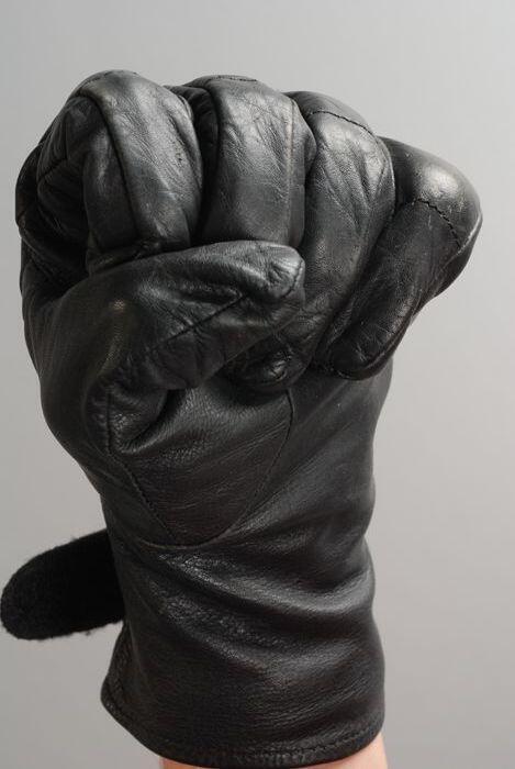Paar zwarte leren handschoenen, verdikking bij de knokkels