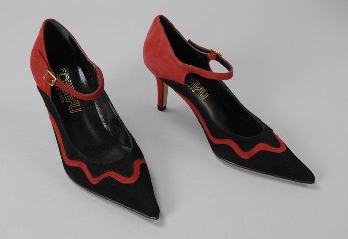 Paar damesschoenen met hoge hak, zwart met rode bies, band over de wreef, "Corbeau"