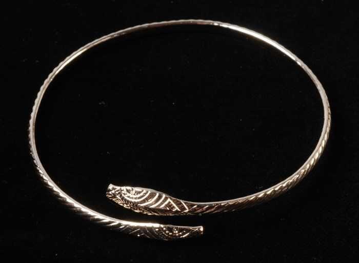 Armband, spiraalarmband van goudkleurig metaal in de vorm van een slang met aan ieder een eind een…