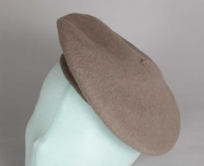 Dameshoed, baret, van gebreide grijze angorawolmet geruwd oppervlak, rond model met klein steeltje…