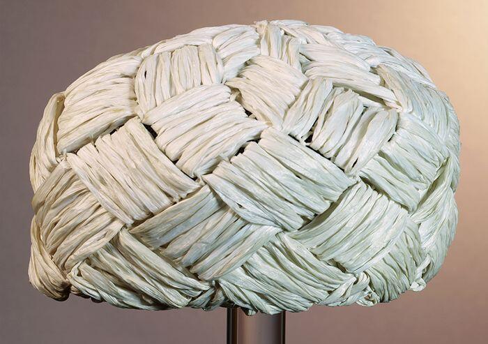 Dop van wit gevlochten raffia