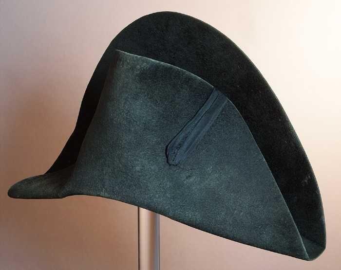 Zwart vilten tweekantige steek, bicorne, met zwart lint voor