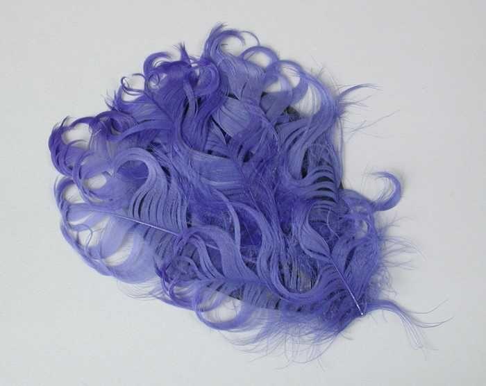 Veren hoedendecoratie of corsage, ovale papieren vorm beplakt met blauwe gekrulde veertjes