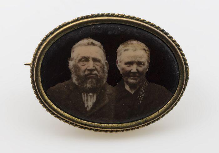 Broche van messing, medaillon met foto van man en vrouw (echtpaar Compaan)