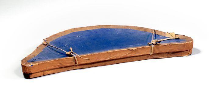 Kartonnen doos (b) met deksel (c) van blauw karton met beplakte rand en katoenen lintjes er in